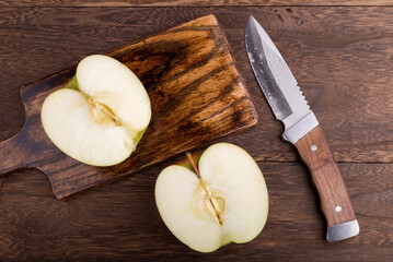 ナイフと半分に切ったリンゴ