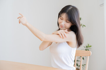 肌に触れる日本人女性