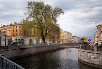 Obraz premium Embankment of the Griboyedov Canal and Bank Bridge on a sunny spring morning, Saint Petersburg, Russia