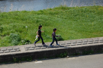 walking children along to river