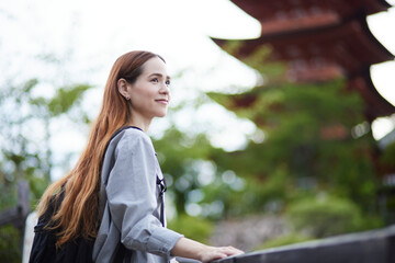 旅行を楽しむ外国人観光客