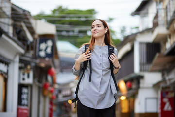 Fototapeta premium 商店街を歩くリュックを背負った外国人の旅行者