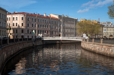 Fototapeta na wymiar View of the Lion Bridge across the Griboyedov Canal on a sunny summer day, St. Petersburg, Russia