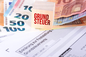 Erklärung zur Grundsteuer und Euro Geldscheine