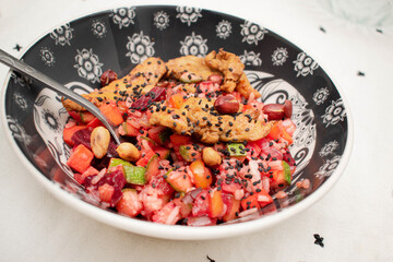 Platllo chino tradicional de verduras con arroz y pollo en una mesa 