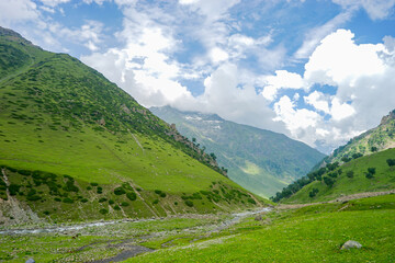 Fototapeta na wymiar The Tarsar Marsar Lake trek is one of the prettiest treks in our country, provided you time it ... Kashmir Great Lakes is a lot tougher than the Tarsar Marsar trek, india, tourist and hikers
