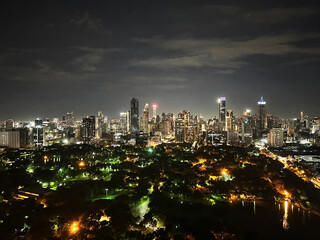 Fototapeta premium Bangkok city with Lumpini park at night