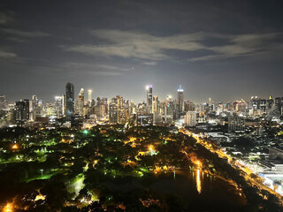 Obraz premium Bangkok city with Lumpini park at night