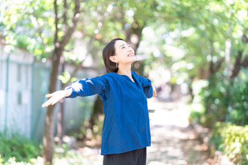 森林浴をする女性