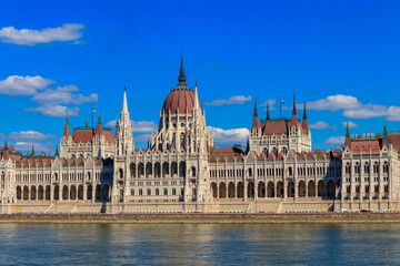 Obraz premium View of Parliament building and the Danube river in Budapest, Hungary
