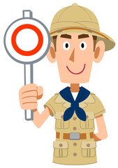 正解の札を掲げる探検家の服を着た男性　上半身
