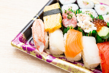 机に置かれた持ち帰り寿司