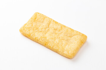 白背景に油揚げ