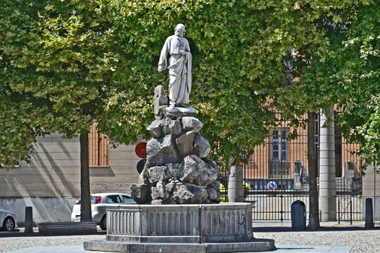 Biella, Fontana del Mosè, Piazza del Duomo - Piemonte