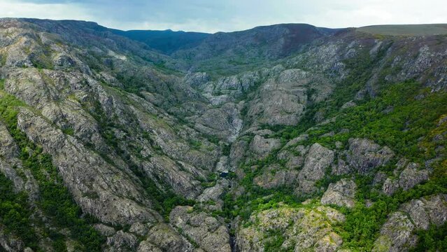 Steep canyon textures with green bands crossing over rio tera canyon, zamora spain
