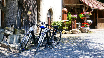 Fototapeta na wymiar Fahrräder bei der Gartenwirtschaft am Schloss Hohenentringen im Schönbuch