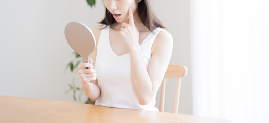 鏡を持つ日本人女性
