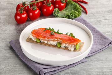 Crispy bread with salmon and cream cheese