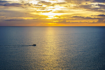 Naklejka premium Beautiful sunset above the sea