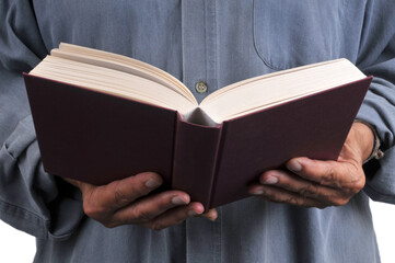 Un livre ouvert avec une couverture rouge en main en gros plan