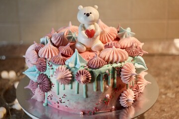 Handmade children's cake, with meringue decorations, bear cub figurine made of fondant © Sofia Sahno
