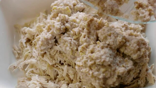 Prepare Circassian chicken, add the sauce on the chicken cut into pieces and mix