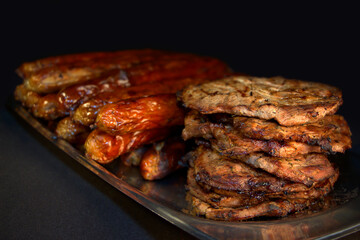 Fleisch vom Grill und Bratwürste