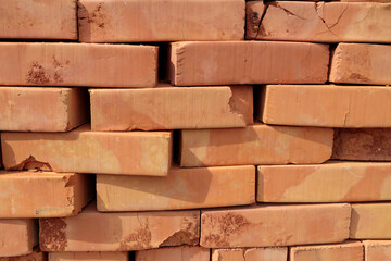 Obraz premium Red brick lies on a pallet in the yard
