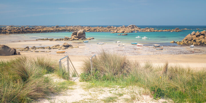 plage de Kerlouan dans le finistere en Bretagne, photo panoramique sur les magnifiques couleurs de la c&ocirc;te des l&eacute;gendes  entre Brignogan plages et Meneham