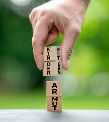 Holzwürfel bilden die Wörter Kinderarmut und Elternarmut. 