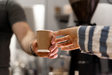 Obraz premium Male bartender serving female customer at coffee shop. Small business, people and service