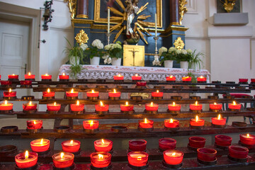 Kerzen in einer katholischen Kirche