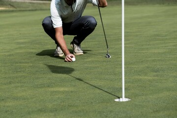 Obraz premium man playing golf