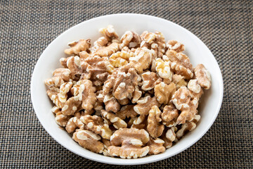 クルミ。オメガ3脂肪酸や各種栄養成分など健康維持増進によい成分を多く含むスーパーフードと言われる。