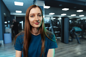 Obraz premium Portrait of a female personal trainer in a gym