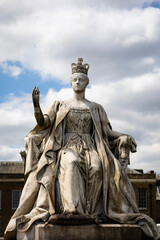 Fototapeta na wymiar Queen statue