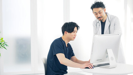 パソコンを見ながら話す医療従事者　医師　看護師
