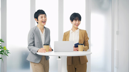 笑顔の二人のビジネスウーマン