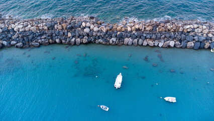 Barca ormeggiata all'interno della marina veduta dall'alto