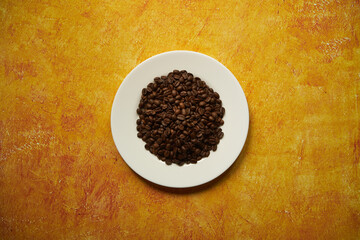 Obraz premium ziarna kawy na talerzu 