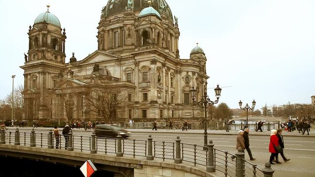 Zeitraffer Video vom Dom in Berlin Mitte im Herbst Winter bei bedecktem Himmel