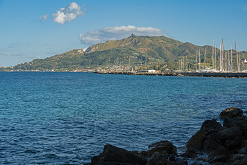 Hügelzug am Meer auf der Insel Zakynthos, Griechenland