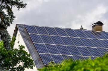 Hausdach  mit Solarpanels