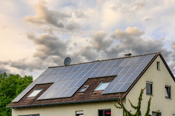 Fototapeta na wymiar Hausdach mit sehr guter Ausnutzung der Solarpanels