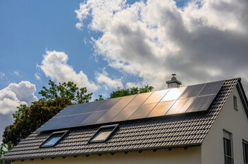 Fototapeta na wymiar Solarpanels auf Einfamilienhaus im Gegenlicht