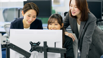 若手社員を指導する中堅ビジネスウーマン