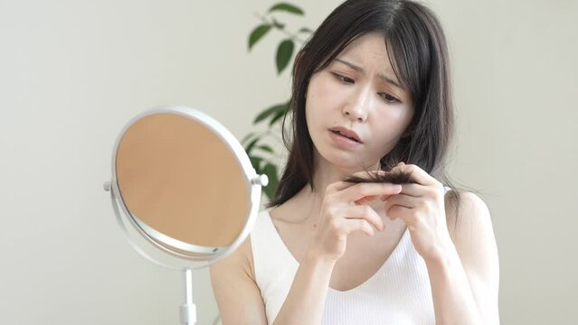 枝毛を気にする日本人女性