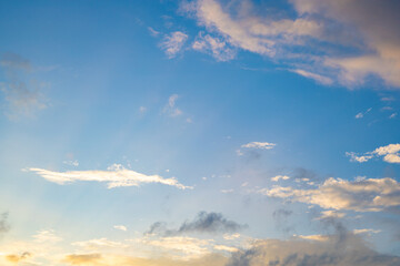 Fototapeta na wymiar 都会の空・幻想的な青とピンクのグラデーションの夕焼けと白い雲と陽ざし（東京都千代田区）