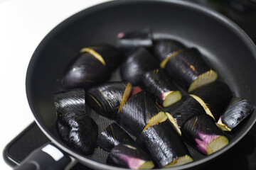 フライパンで茄子を焼く様子
