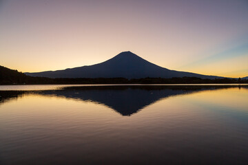 田貫湖の水面に映る朝焼けの富士山